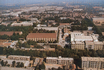 推土機(jī)總廠本部廠區(qū)。山東推土機(jī)總廠建立時(shí)，固定資產(chǎn)原值為2569萬元，占地面積為517538平方米，建筑面積為170861平方米。