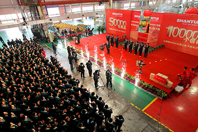 推土機(jī)事業(yè)部總裝工廠隆重舉行推土機(jī)第50000臺(tái)下線慶典儀式。這一激動(dòng)人心的歷史時(shí)刻標(biāo)志著50000臺(tái)不僅僅是一個(gè)數(shù)量的積累，更是山推管理水平、生產(chǎn)規(guī)模、制造技術(shù)、研發(fā)能力、銷售能力等綜合能力的體現(xiàn)，標(biāo)志著山推推土機(jī)產(chǎn)業(yè)整體實(shí)力進(jìn)一步增強(qiáng)，是從量變到質(zhì)變的飛躍。