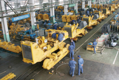 山推牌TY320C推土機(jī)在裝配分廠試驗(yàn)車間順利下線，標(biāo)志著“山推”系列推土機(jī)在技術(shù)性能和結(jié)構(gòu)造型水平上又上了一個(gè)新的臺(tái)階。