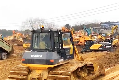 1月23日夜間，山推設(shè)備開足馬力，與時(shí)間賽跑，全速開啟“武漢版小湯山”醫(yī)院的建設(shè)。